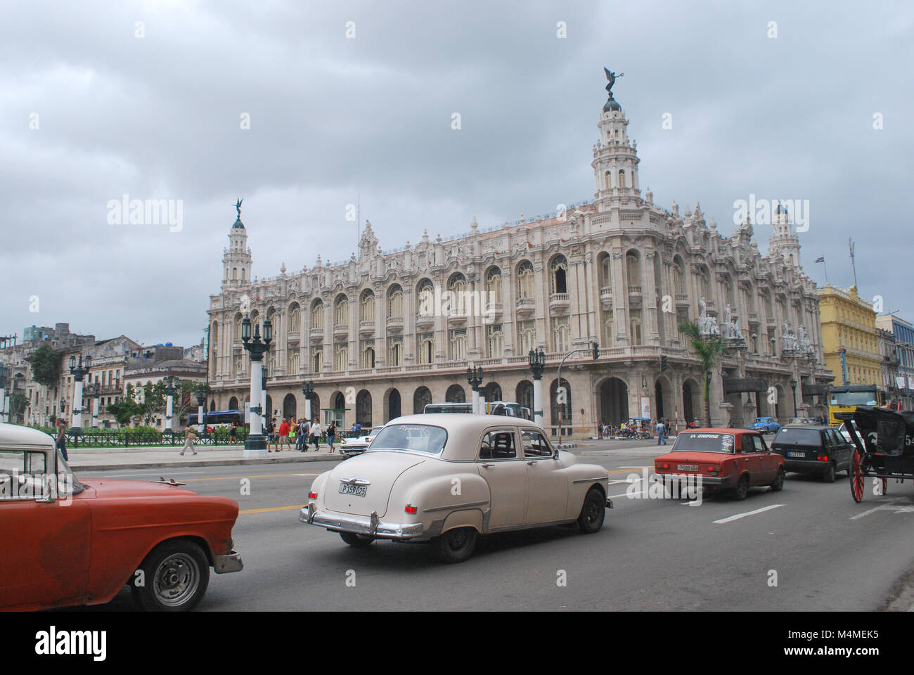 Havanna Kuba - 26. Januar 2018: Gran Teatro de La Habana - Großes Theater von Havanna mit klassischen Autos im Vordergrund Stockfoto