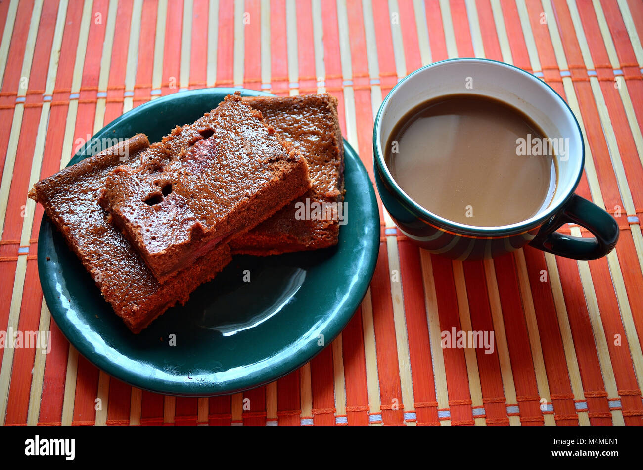 Morgens mit Schokolade Kuchen und einer Tasse Kaffee Stockfoto