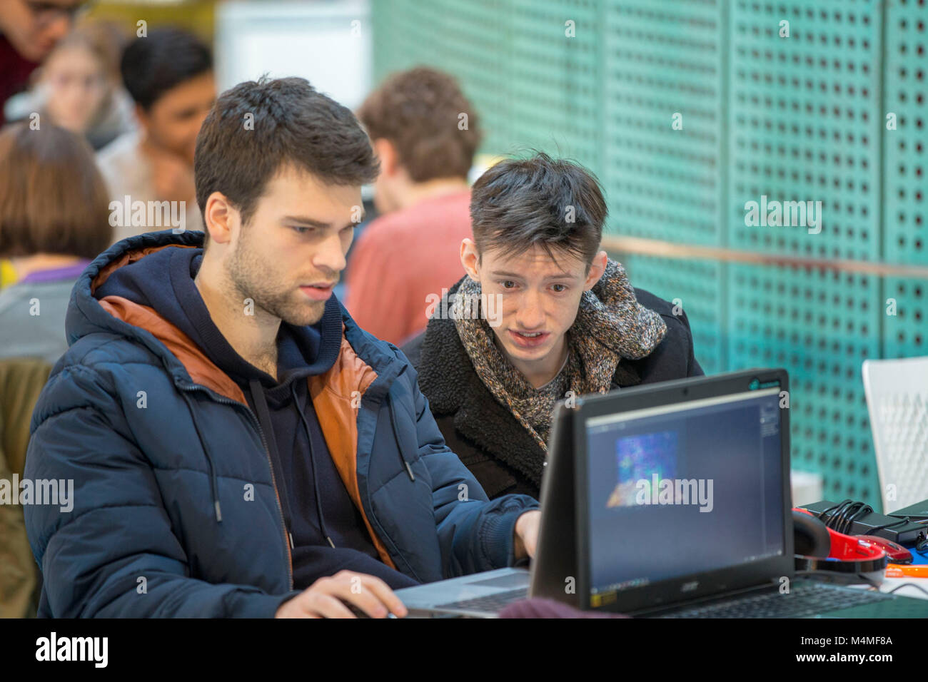 Studenten und junge Erwachsene studieren und Geselligkeit Stockfoto