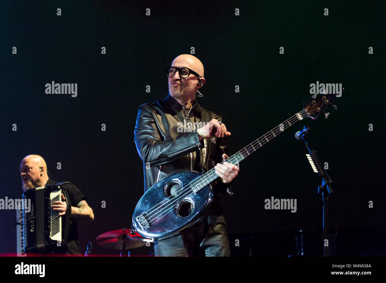 Mailand, Italien. 15 Feb, 2018. Lorenzo Jovanotti auf der Bühne auf seiner dritten Datum "LorenzoLive 2018" Credit: Valeria Portinari/Pacific Press/Alamy leben Nachrichten Stockfoto