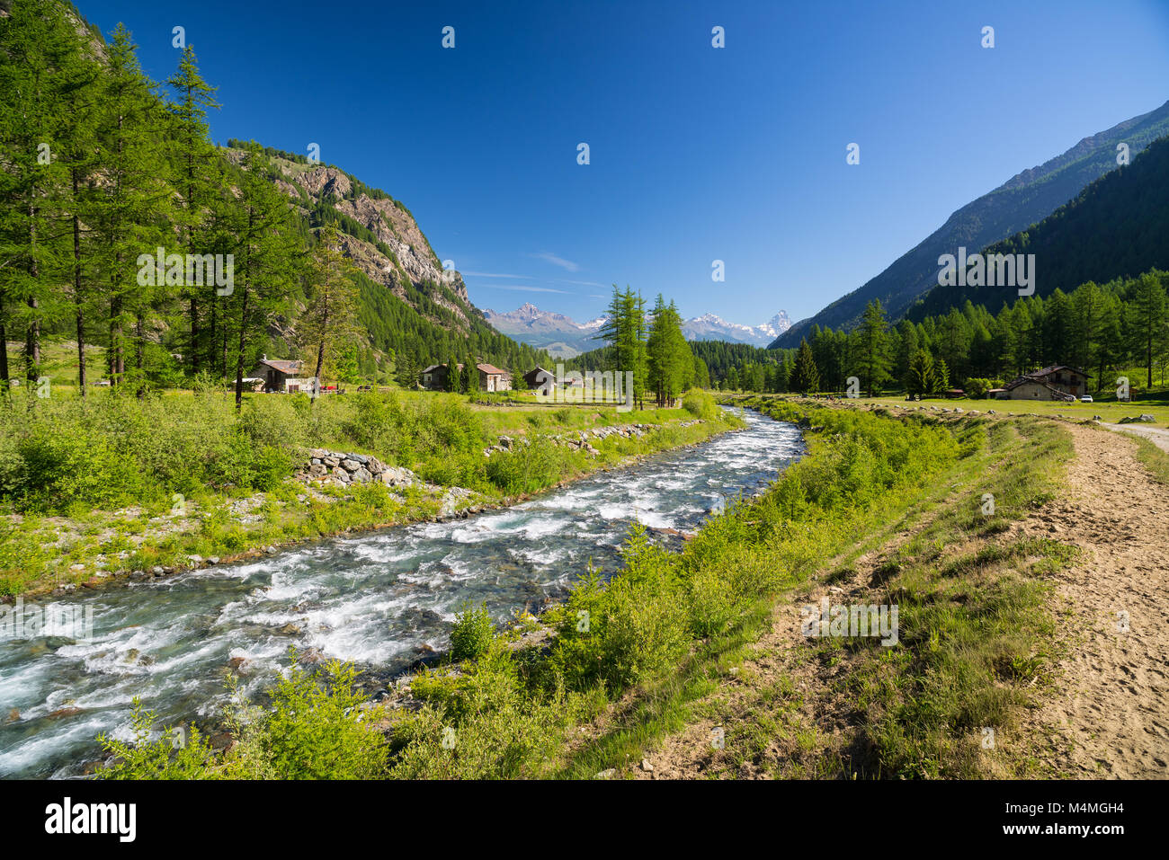 Fließendes Wasser auf großer Höhe alpine Stream in idyllische unberührte Umwelt in den Alpen. Ultra Wide Angle View. Stockfoto