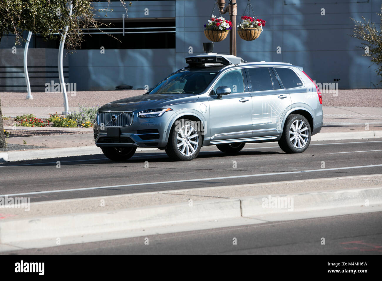 Ein Uber Selbstfahrer autonomes Fahrzeug zu fahren gesehen in Tempe, Arizona am 3. Februar 2018. Stockfoto