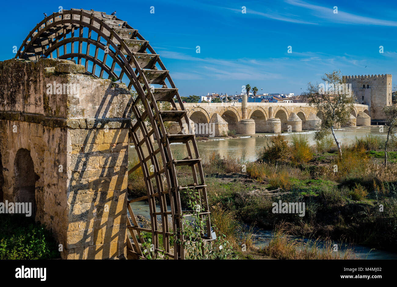 Die römische Brücke und die mittelalterliche Mühle am Ufer des Flusses Guadaquivir in Cordoba, Andalusien, Spanien. Stockfoto