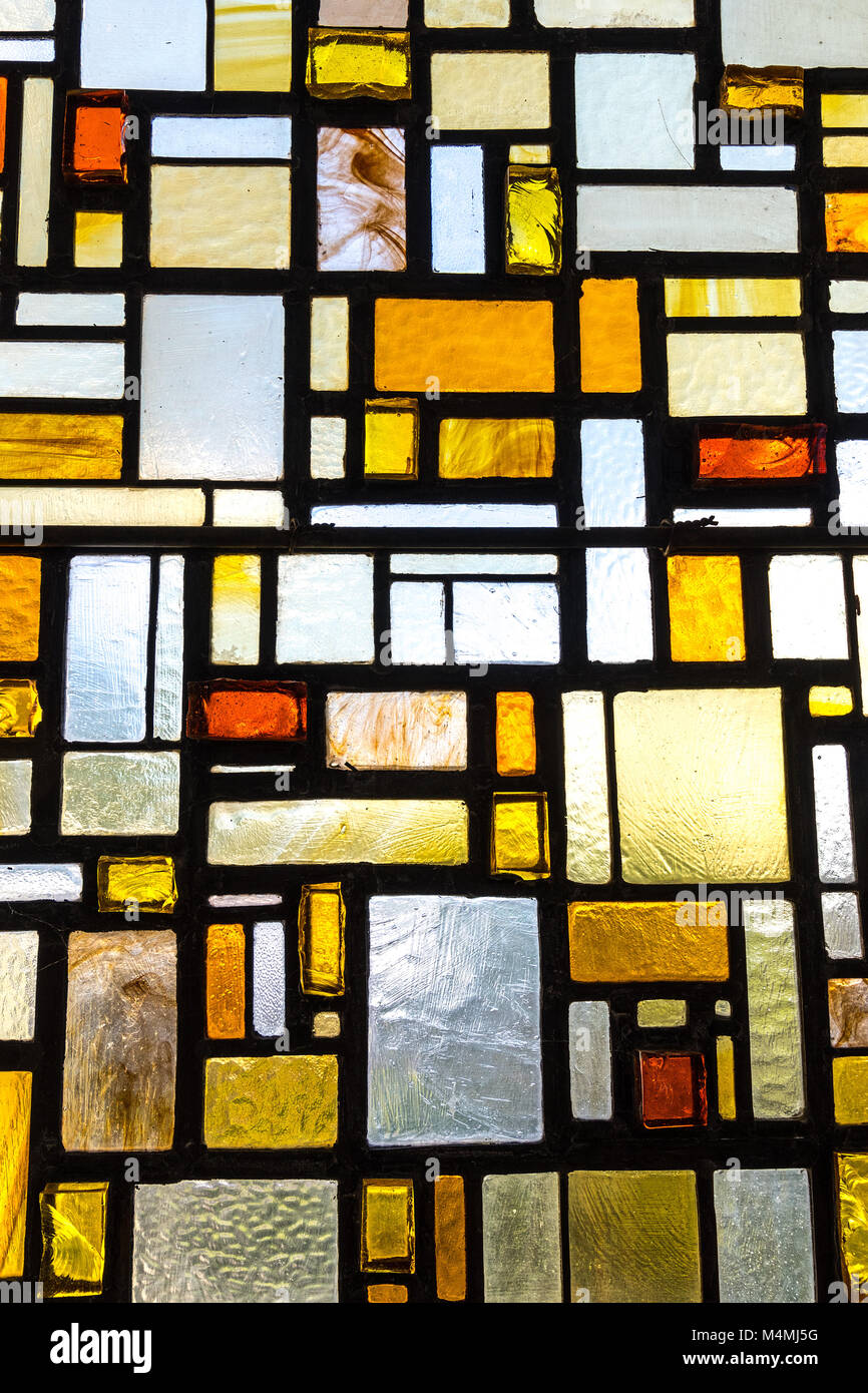 Moderne Buntglasfenster, abstraktes Muster, warme Farben Stockfoto