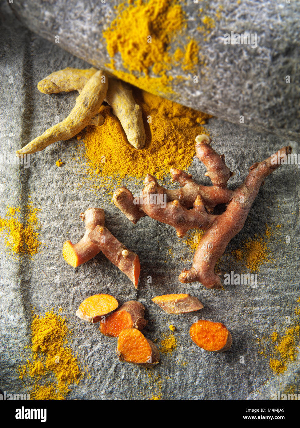 Frische und pulverisierte Gelbwurz oder Kurkuma (Curcuma longa) Stockfoto