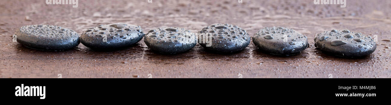 Spa Massage Steine mit Wassertropfen, Spa noch leben Wellness Konzept Stockfoto