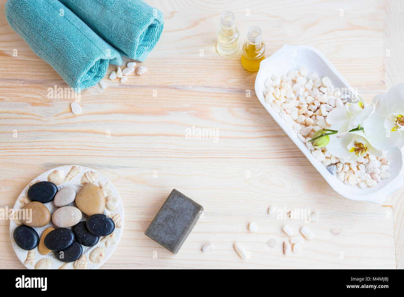 Spa Noch leben Flachbild mit Handtüchern, Massage Steine, Badesalz, Orchidee legen, badeöl Flaschen, natürliche Seife auf hölzernen Hintergrund, Wellness Spa Objek Stockfoto
