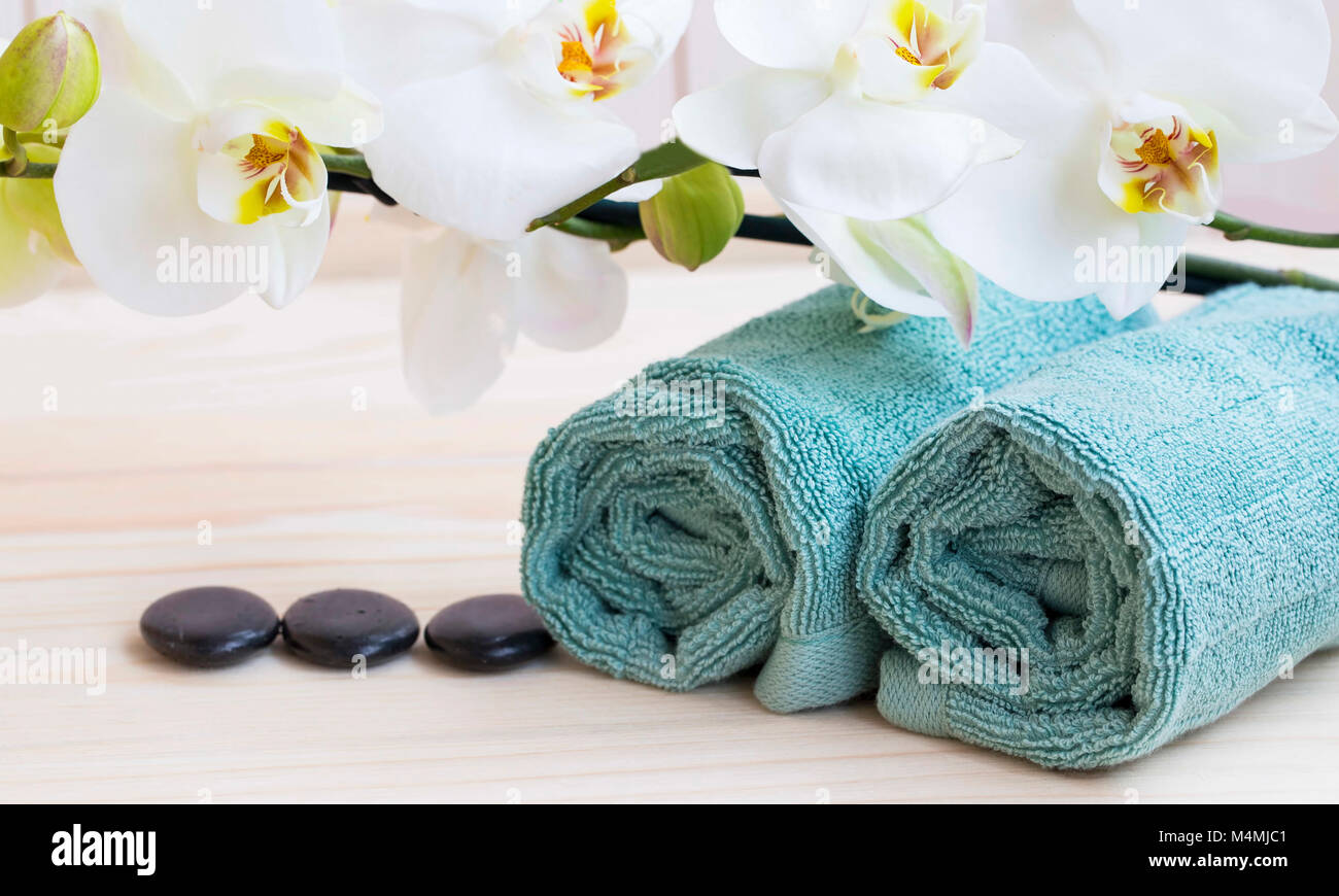 Spa Noch leben Ambiente mit weißen Orchidee, Handtücher und Massage Steine, Wellness und Spa Hintergrund Stockfoto