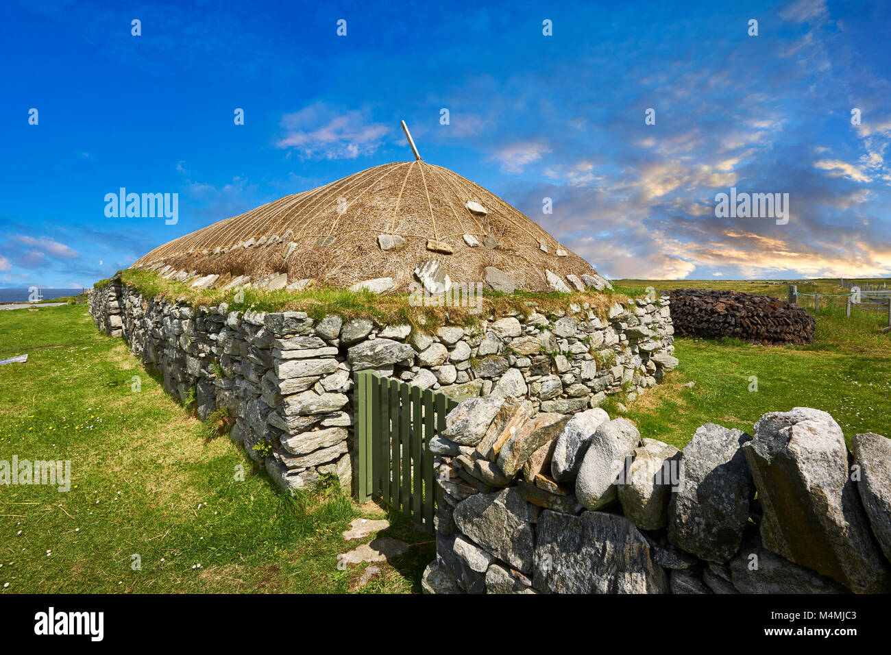 Bild-und-Bild des Äußeren mit Steinmauern und Reetdach des historischen Blackhouse, 24 Arnol, Bragar, Isle of Lewis in Schottland. Stockfoto