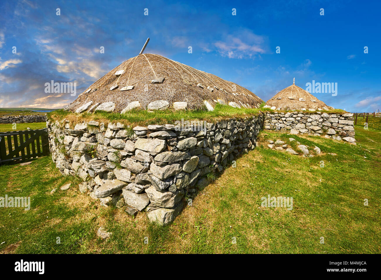 Bild-und-Bild des Äußeren mit Steinmauern und Reetdach des historischen Blackhouse, 24 Arnol, Bragar, Isle of Lewis in Schottland. Stockfoto