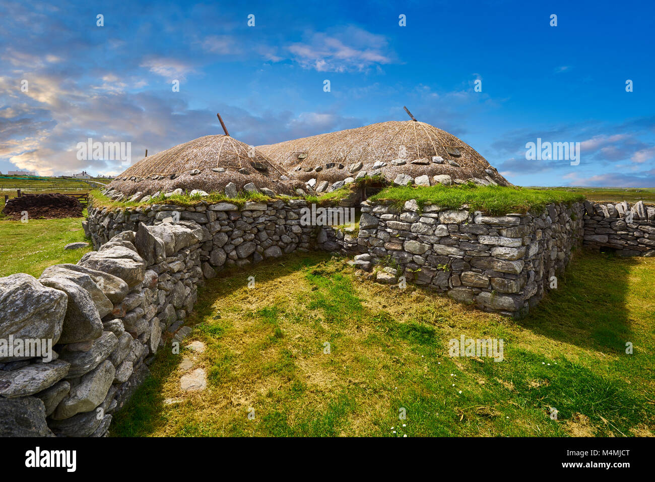 Bild-und-Bild des Äußeren mit Steinmauern und Reetdach des historischen Blackhouse, 24 Arnol, Bragar, Isle of Lewis in Schottland. Stockfoto