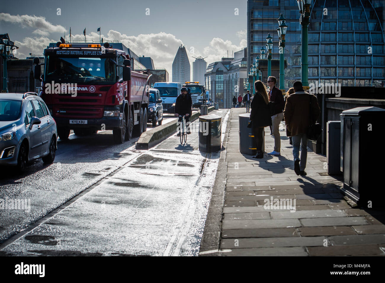 Bekämpfung des Terrorismus (HVM) feindliche Fahrzeug Mitigation security systems auf die Southwark Bridge in London. Stockfoto