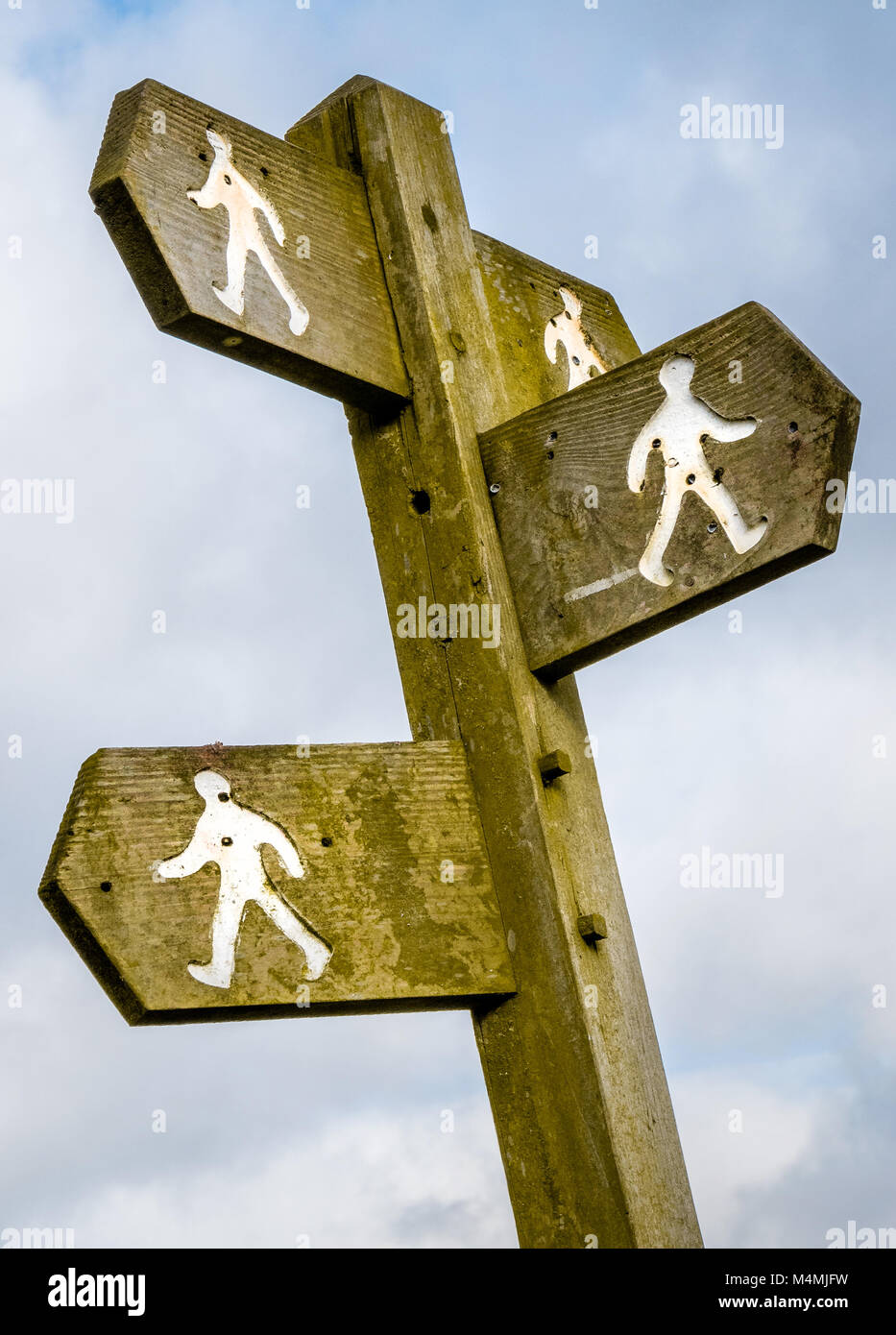 Waymarker Schild an einer Kreuzung der Wanderwege in den Cotswold Hills in Gloucestershire, Großbritannien Stockfoto