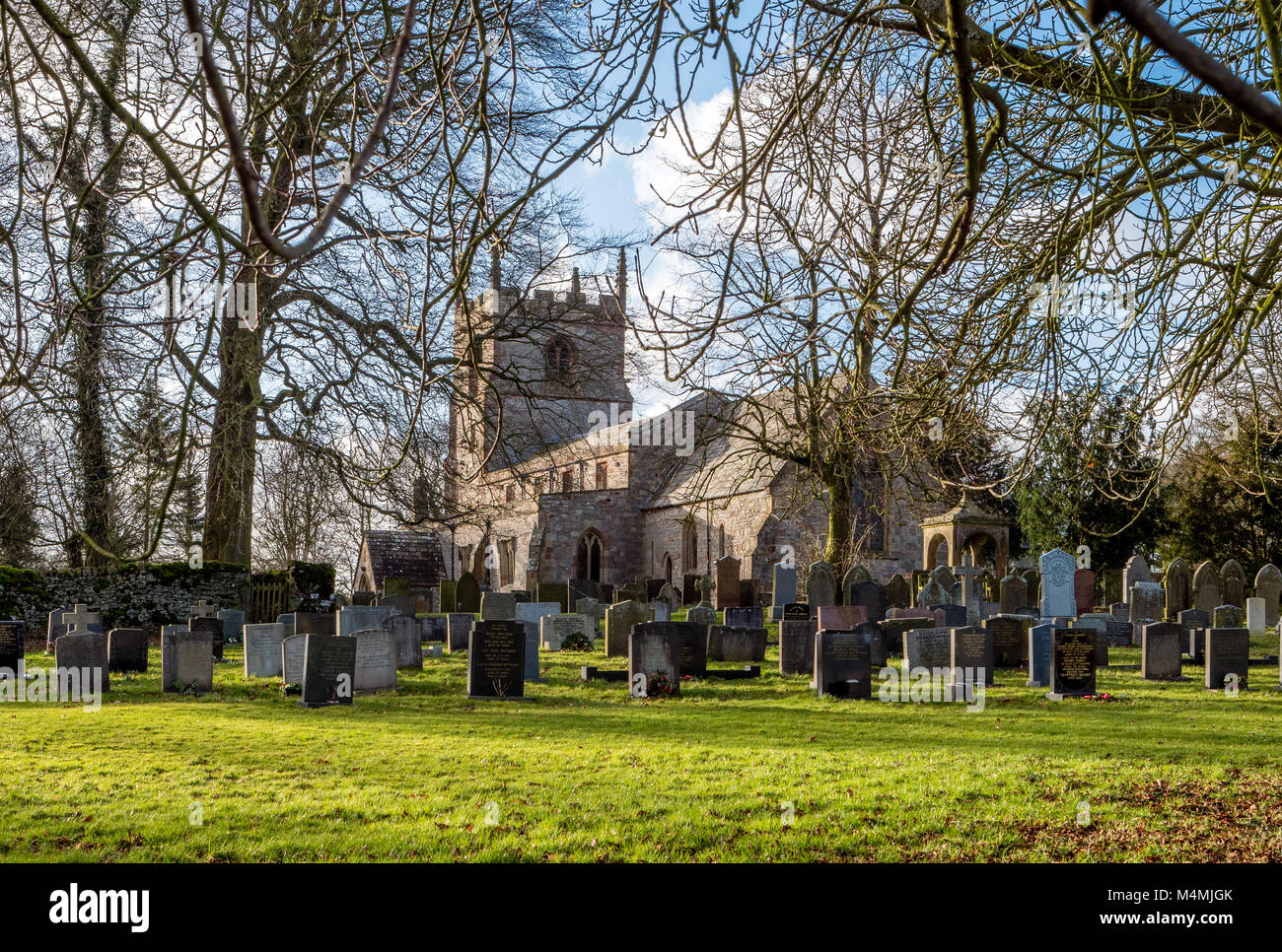 St. Peter Pfarrkirche im Dorf Alstonefield in The Derbyshire Peak District im Winter Stockfoto