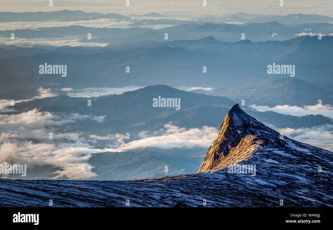 Dämmerung am South Peak Eine der unteren Spitzen am Mount Kinabalu in Sabah Borneo mit bergigen Landschaft jenseits Stockfoto