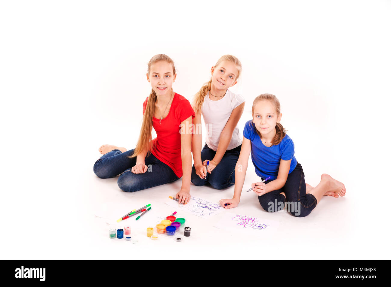 Glückliche Kinder zeichnen isoliert auf weiss. Teamarbeit, Kreativität-Konzept. Stockfoto