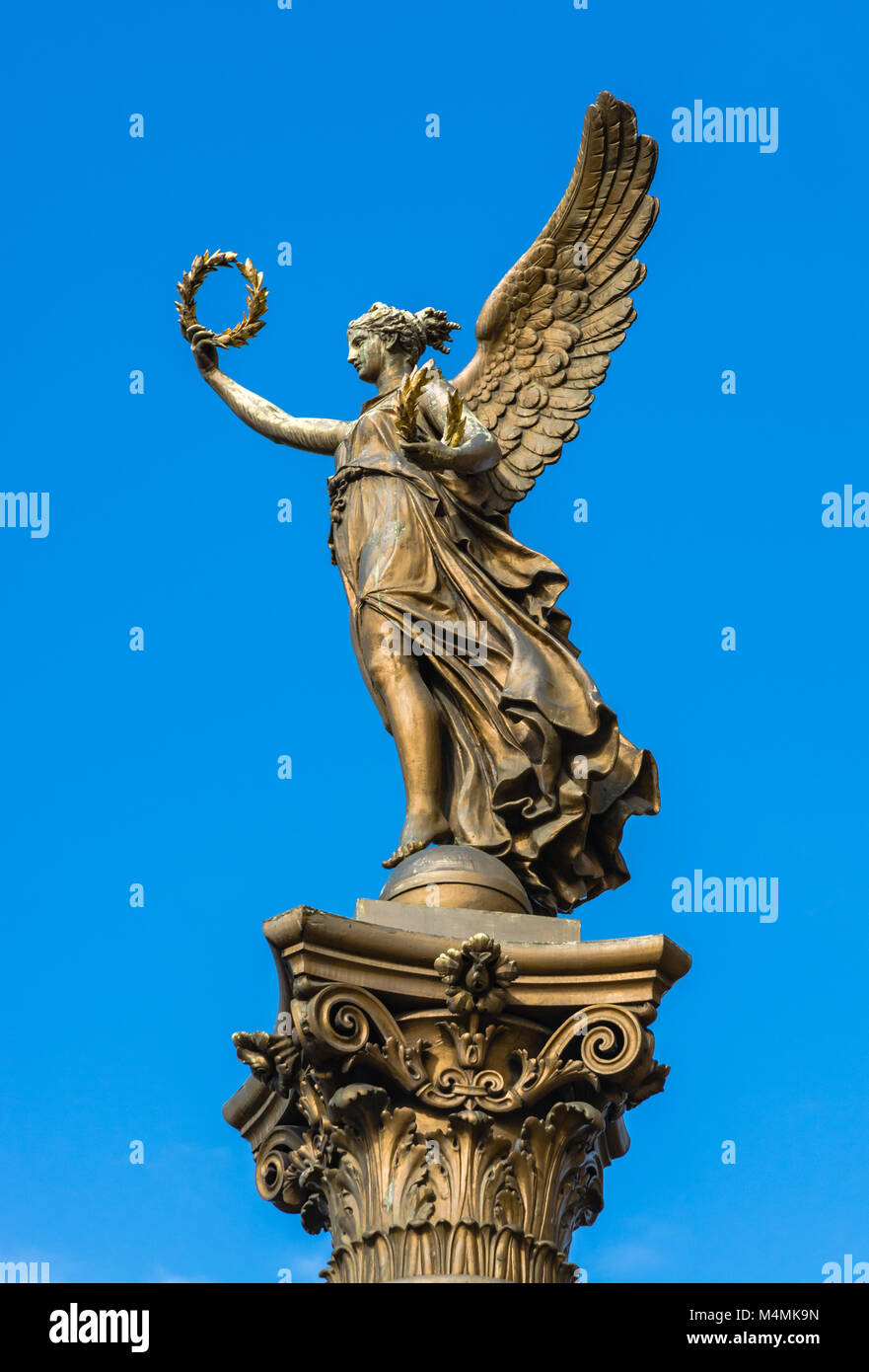 Prag, Tschechische Repoublic: Statue eines Engels vor dem Rudolfinum Concert Hall. Stockfoto