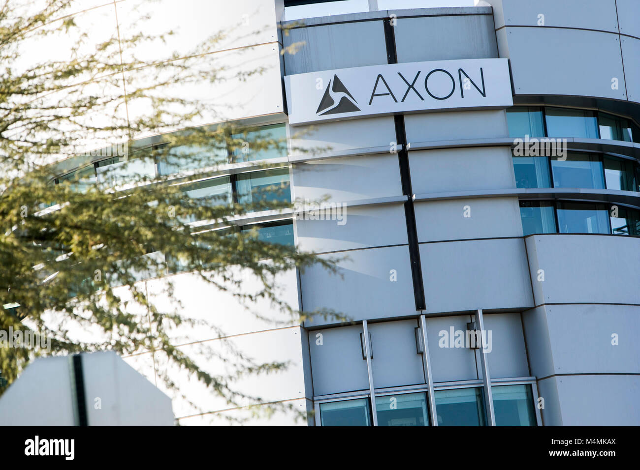 Ein logo Zeichen außerhalb des Hauptsitzes der Axon in Scottsdale, Arizona, am 4. Februar 2018. Stockfoto