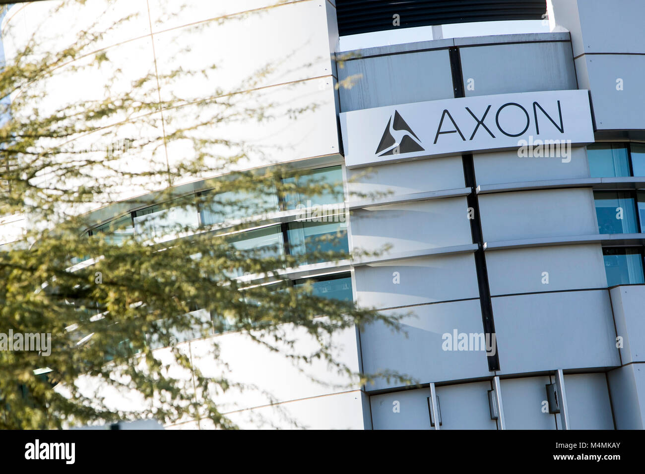 Ein logo Zeichen außerhalb des Hauptsitzes der Axon in Scottsdale, Arizona, am 4. Februar 2018. Stockfoto