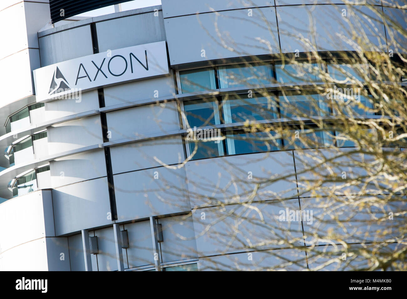 Ein logo Zeichen außerhalb des Hauptsitzes der Axon in Scottsdale, Arizona, am 4. Februar 2018. Stockfoto