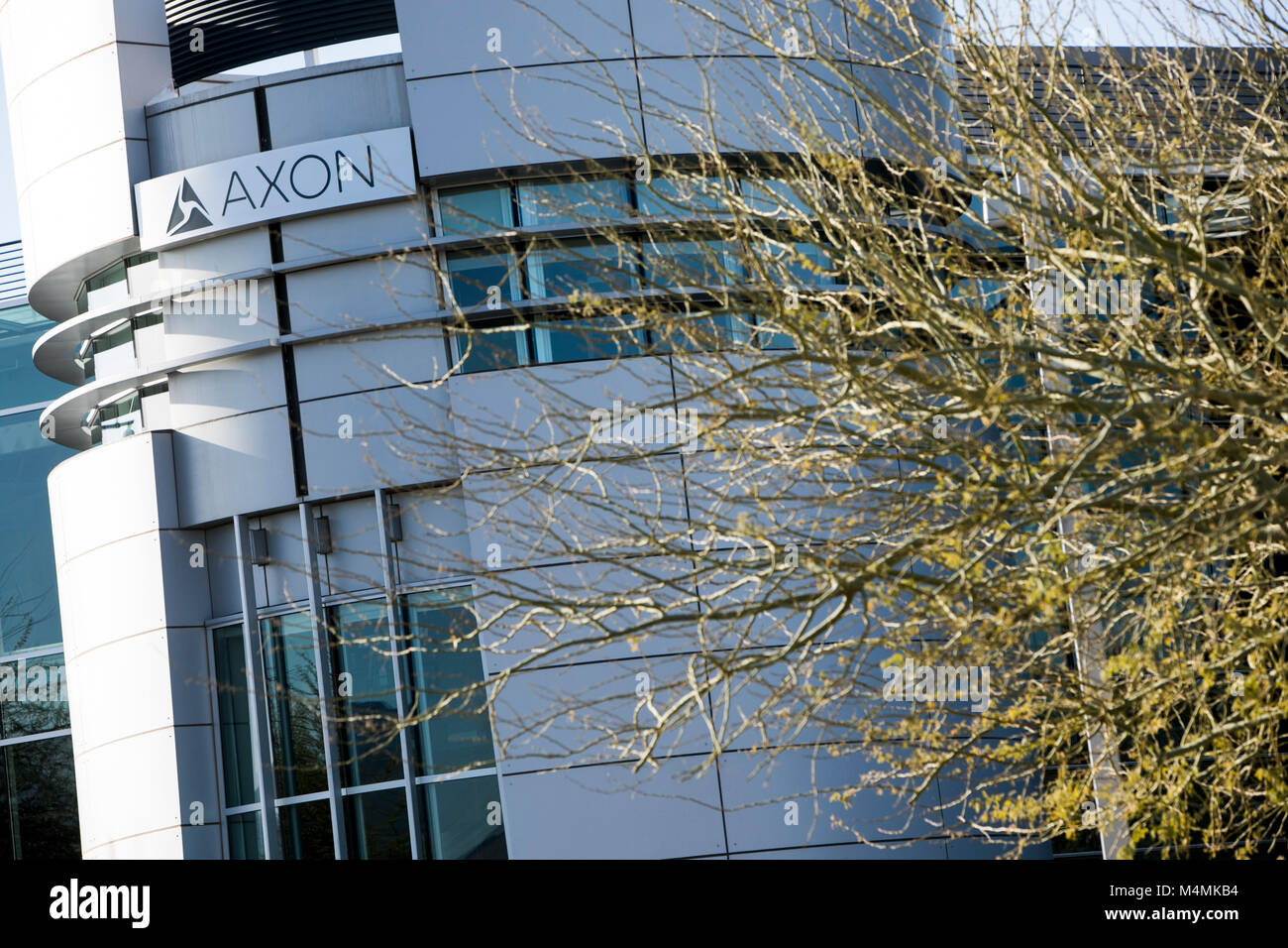 Ein logo Zeichen außerhalb des Hauptsitzes der Axon in Scottsdale, Arizona, am 4. Februar 2018. Stockfoto
