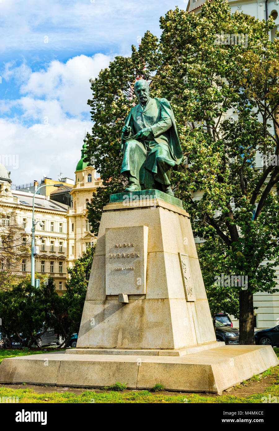 Prag, tschechische Republik - 9. Oktober 2017: Statue von Alois Jirasek, ein tschechischer Schriftsteller, Autor historischer Romane und Theaterstücke. Eine Skulptur von Kare Stockfoto