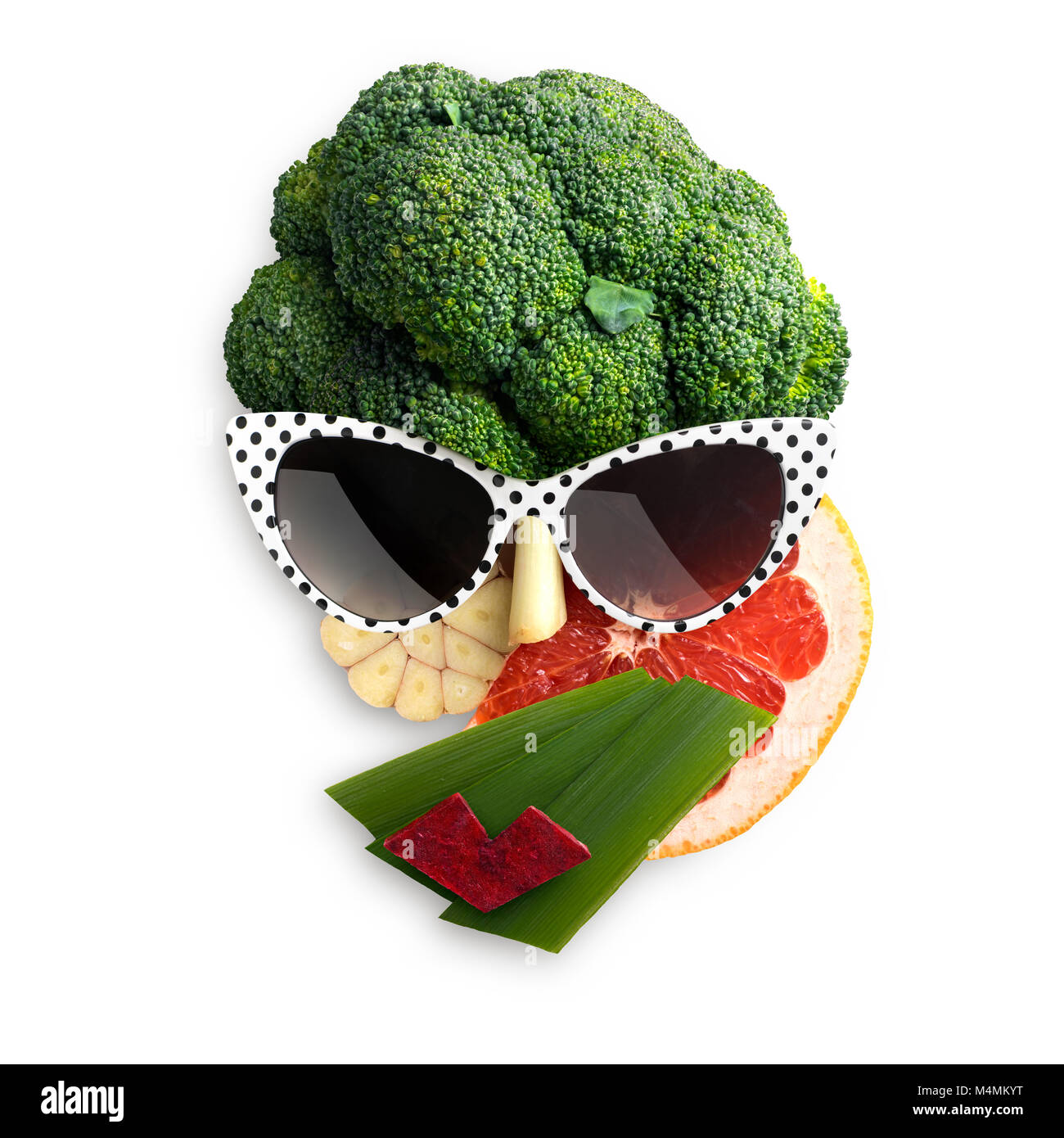 Schrullige essen Konzept der kubistischen Stil weiblichen Gesicht in Sonnenbrille aus Obst und Gemüse, auf weißem Hintergrund. Stockfoto