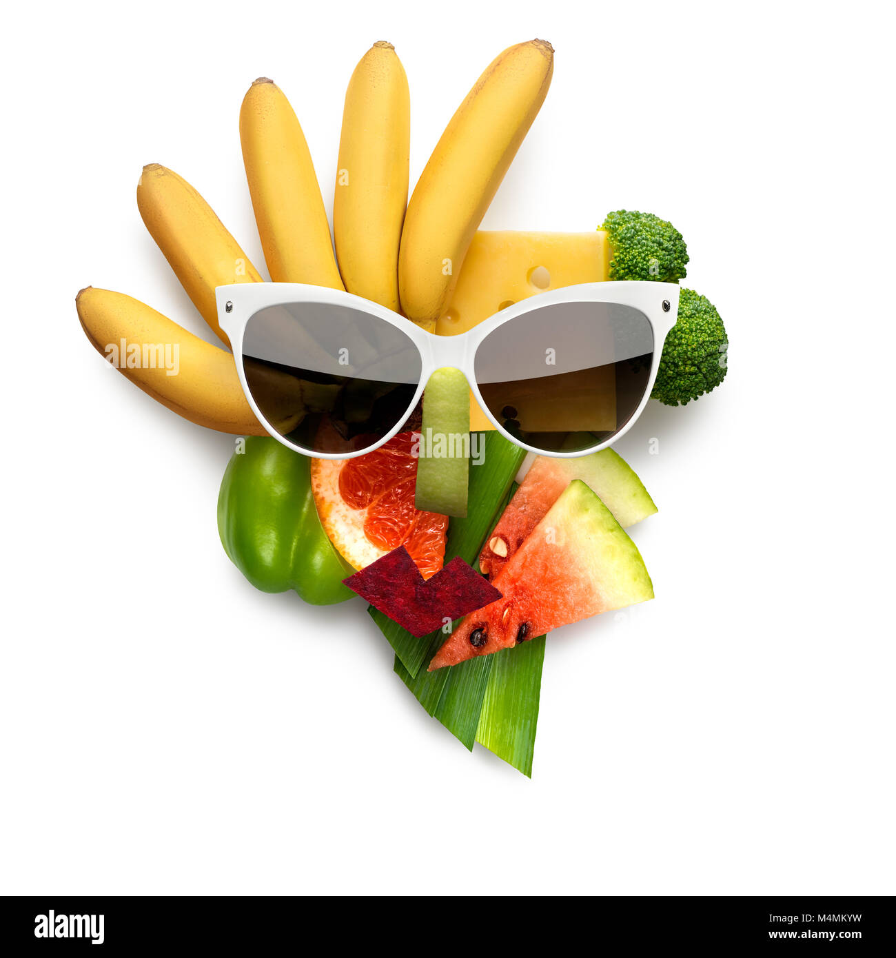 Schrullige essen Konzept der kubistischen Stil weiblichen Gesicht in Sonnenbrille aus Obst und Gemüse, auf weißem Hintergrund. Stockfoto