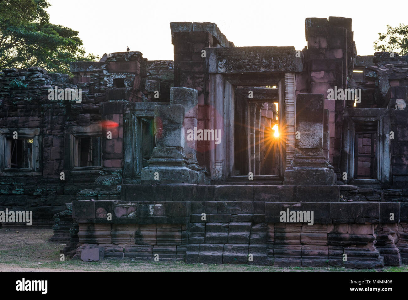 Angkor Stil Tempel und der alten Khmer Ruinen von Phimai, Reiseziel im Osten von Thailand. Hintergrundbeleuchtung sunburst Sun Star. Stockfoto