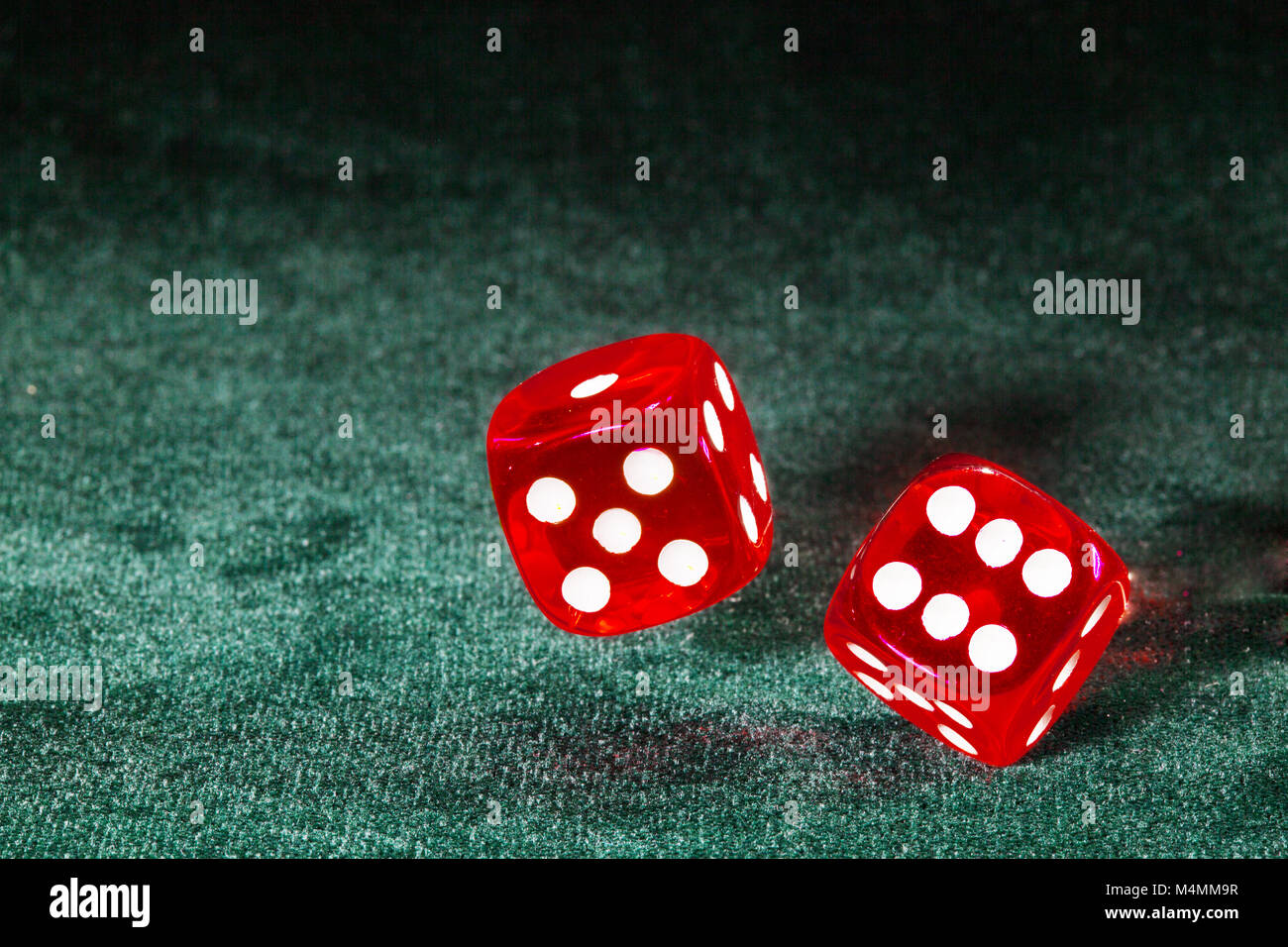 Zwei rote Würfel spinning über casino Tisch Stockfoto