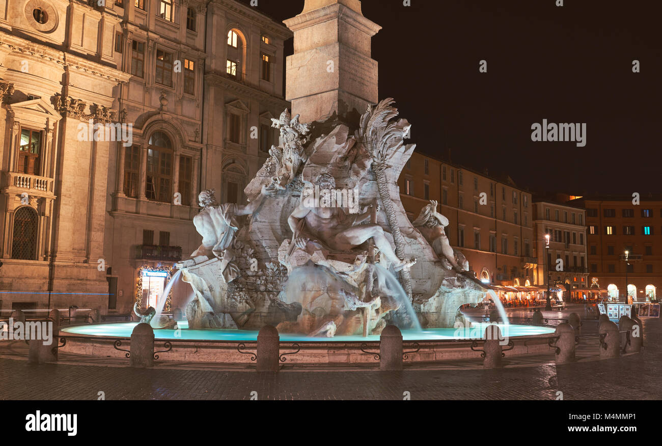 Rom, Piazza Navona, der Brunnen der vier Ströme in der Nacht, von G. L. Bernini entworfen. Stockfoto