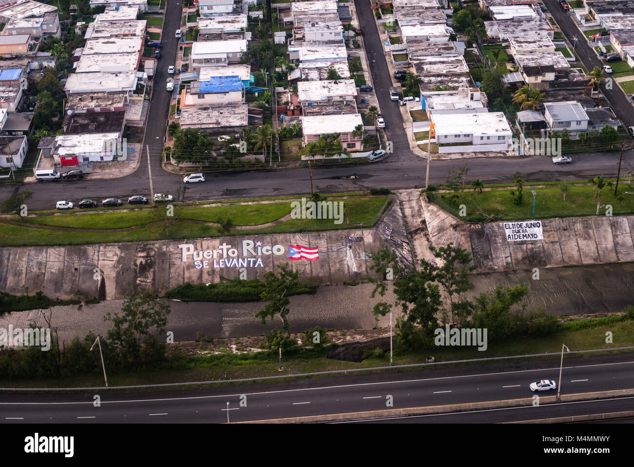 San Juan, Puerto Rico, Jan. 25, 2018 - Mitglieder des US-Repräsentantenhauses, Rosa DeLauro aus Connecticut und Gnade Meng aus New York besuchte die FEMA-Field Office für einen Hurrikan die Reaktion und die Wiederherstellung ein Briefing und nahm dann einen Hubschrauberrundflug Schäden vom Hurrikan Maria zu sehen. Eine Ansicht einer Nachbarschaft in Bayamon Puerto Rico mit der "Steht auf" Thema. Die FEMA/K.C. Wilsey Stockfoto