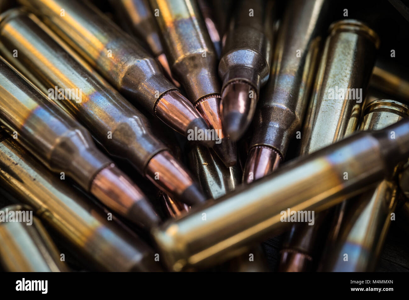 Munition ist in eine M4 Carbine Magazin für eine jährliche Qualifikation schießen in Barksdale Air Force Base, La., Jan. 31, 2018 geladen. Sicherheitskräfte Flieger muss jährlich auf mehrere Waffen einschließlich der M4 Carbine und Berreta M9 Pistole qualifizieren. (U.S. Air Force Foto von älteren Flieger Lukas Hill) Stockfoto