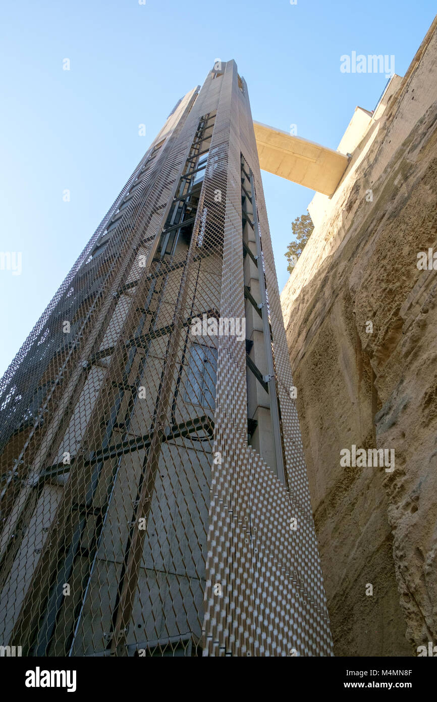 Moderne Barrakka Aufzug gebaut in historischen Mauern unterhalb der oberen Barrakka Gärten in Valletta, Malta. Stockfoto