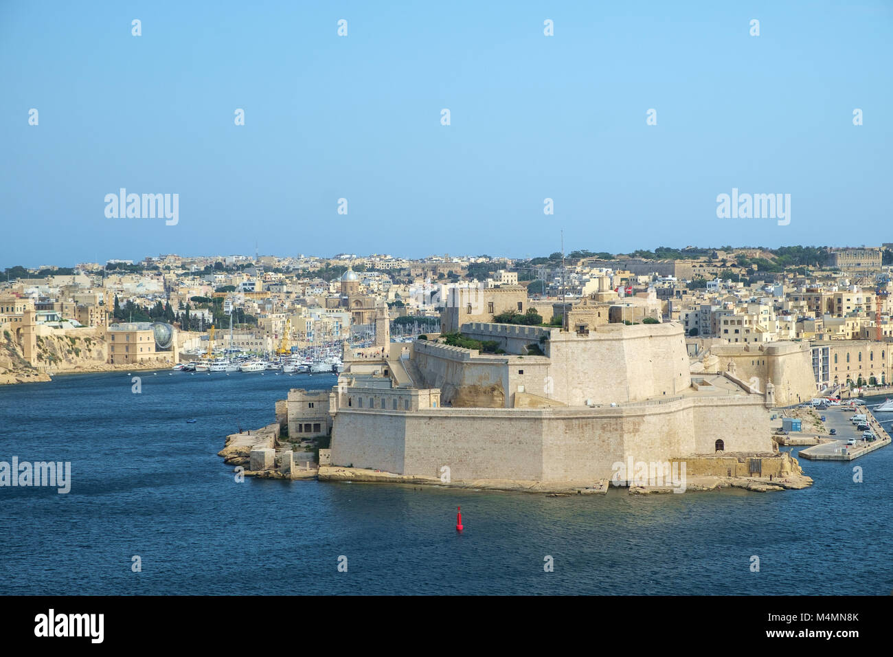 Blick von Valletta über den Grand Harbour zum Fort St. Angelo in Portomaso, Malta. Stockfoto