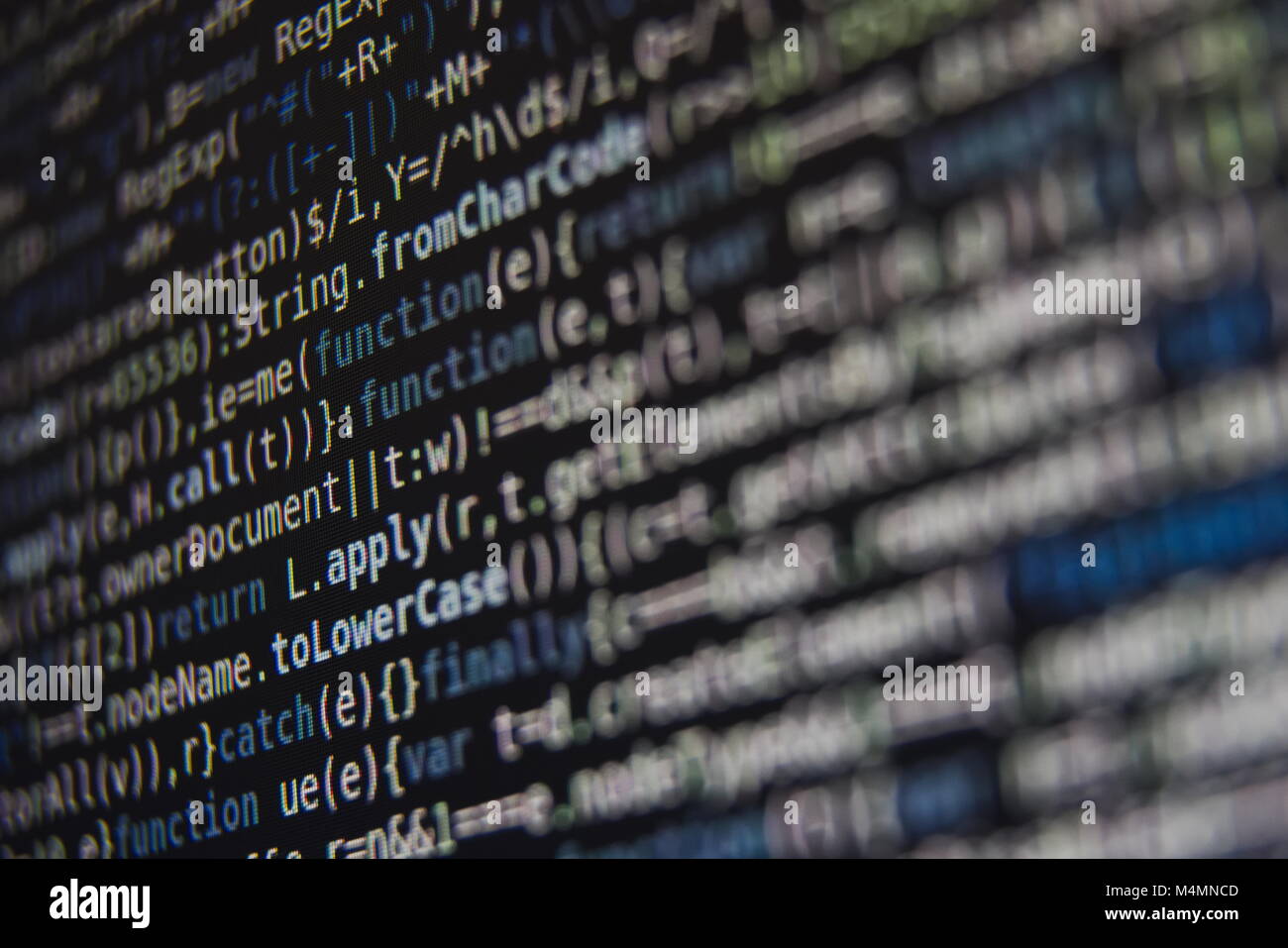 Blau und Weiß Programm Source Code-Segment auf einem schwarzen Bildschirm Closeup Stockfoto