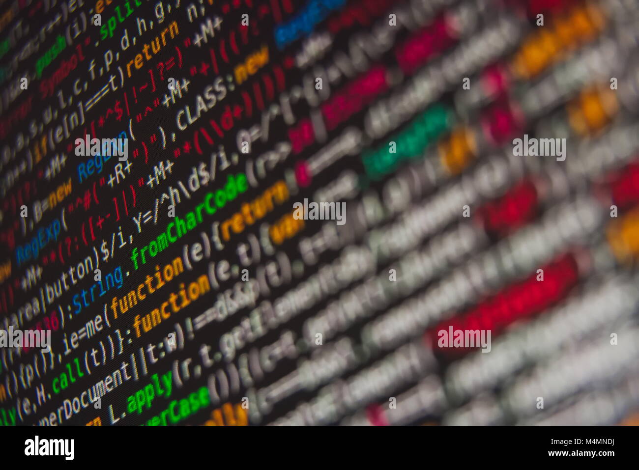 Buntes Programm Source Code Segment auf schwarzen Bildschirm Closeup Stockfoto