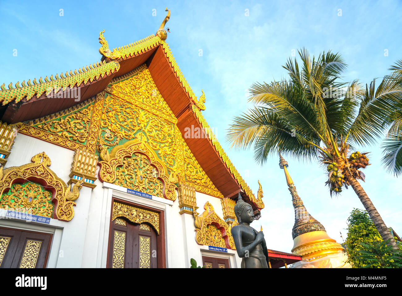 CHIANG MAI, THAILAND - 29. Januar 2018; architektonische verzierten Detail auf der Fassade des trypically asiatischen Buddhistischen Gebäude. Stockfoto