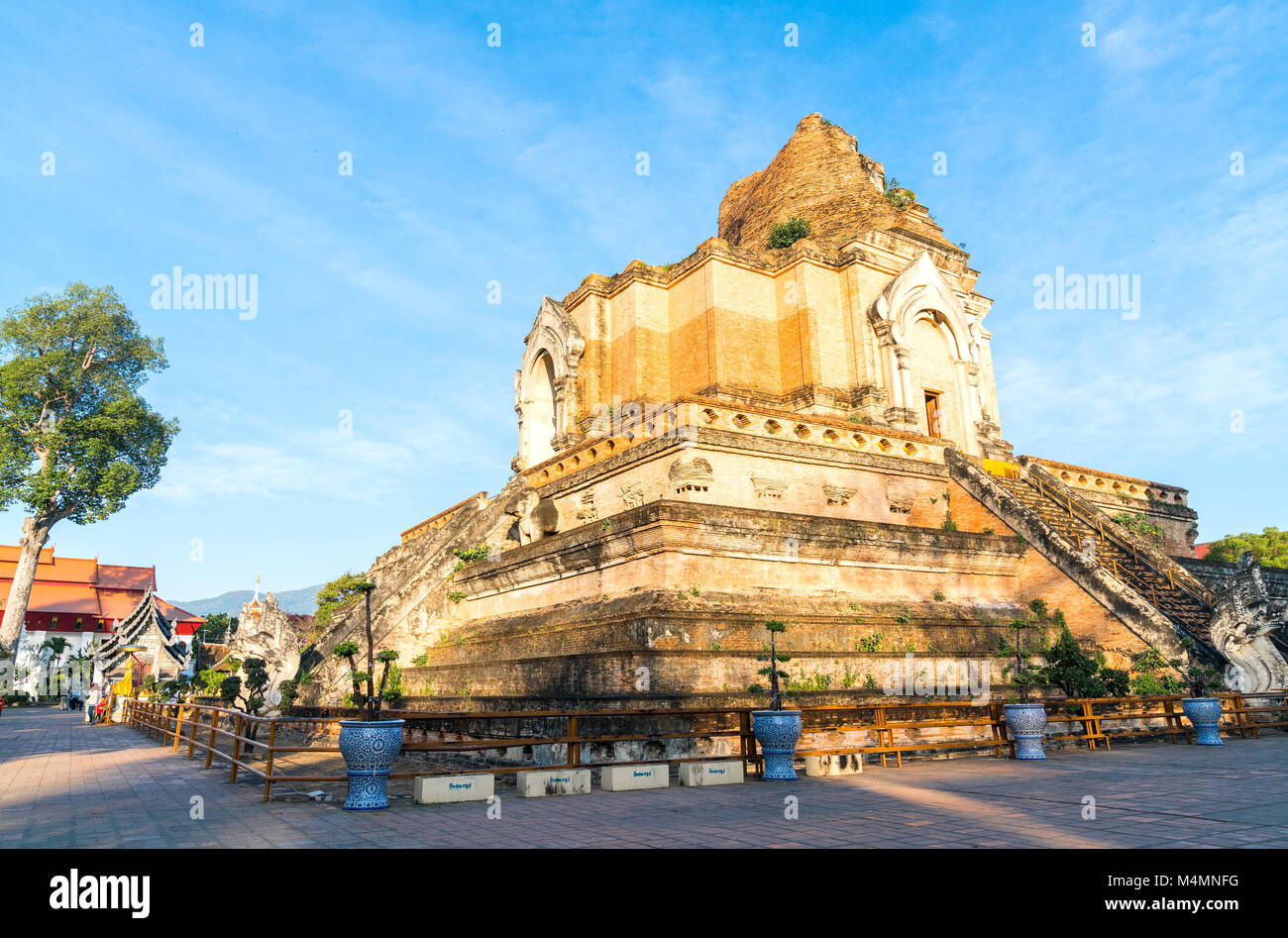 CHIANG MAI THAILAND - 29. Januar 2018; Morgen Schatten um den historischen Wat Chedi Luang Temple bleibt in der Zerbröckelnden Zustand in der alten Stadt von Chi Stockfoto