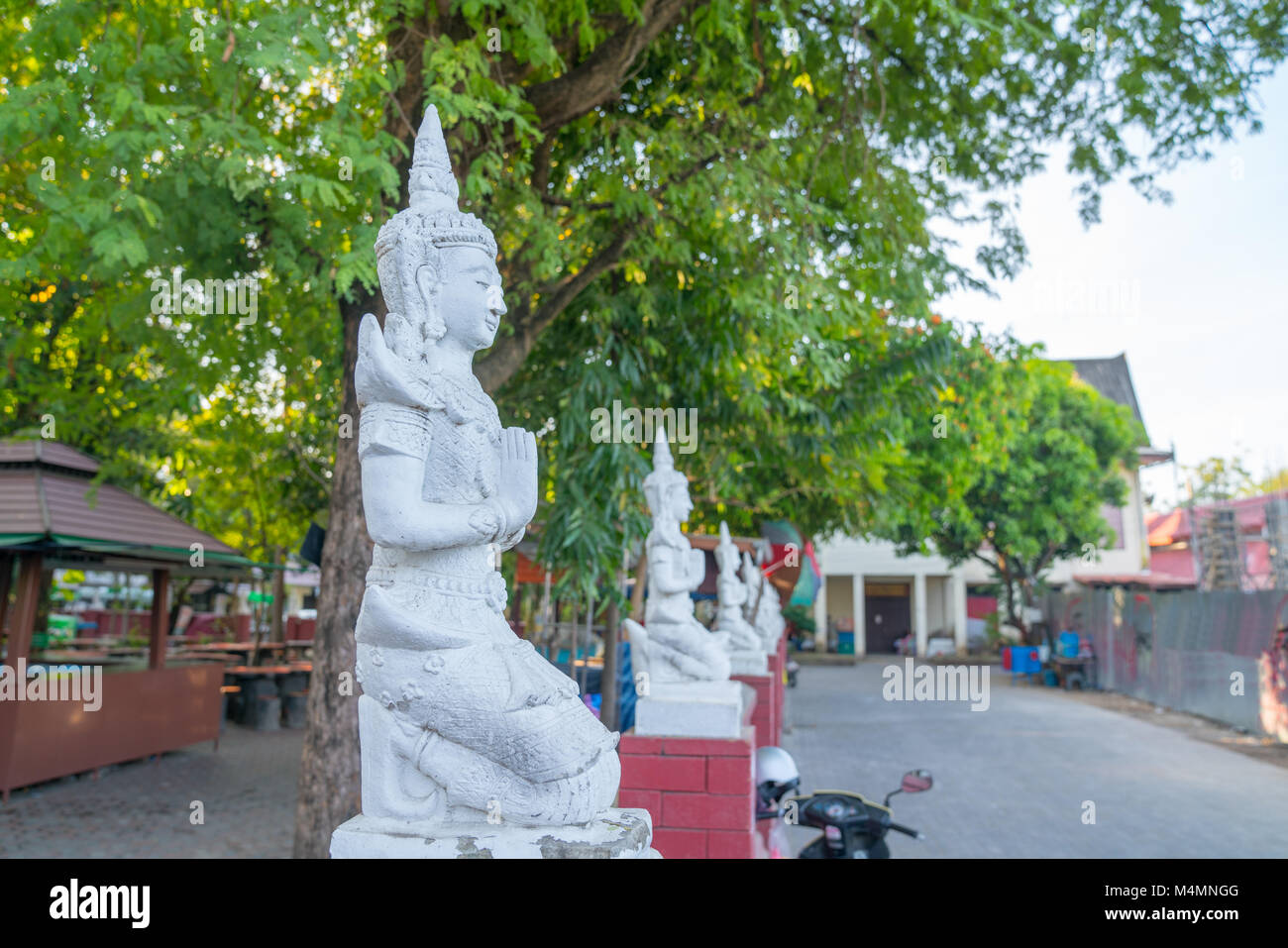 Der weiße Buddha Statuen Futter eine Seite einer kurze Straße. Stockfoto