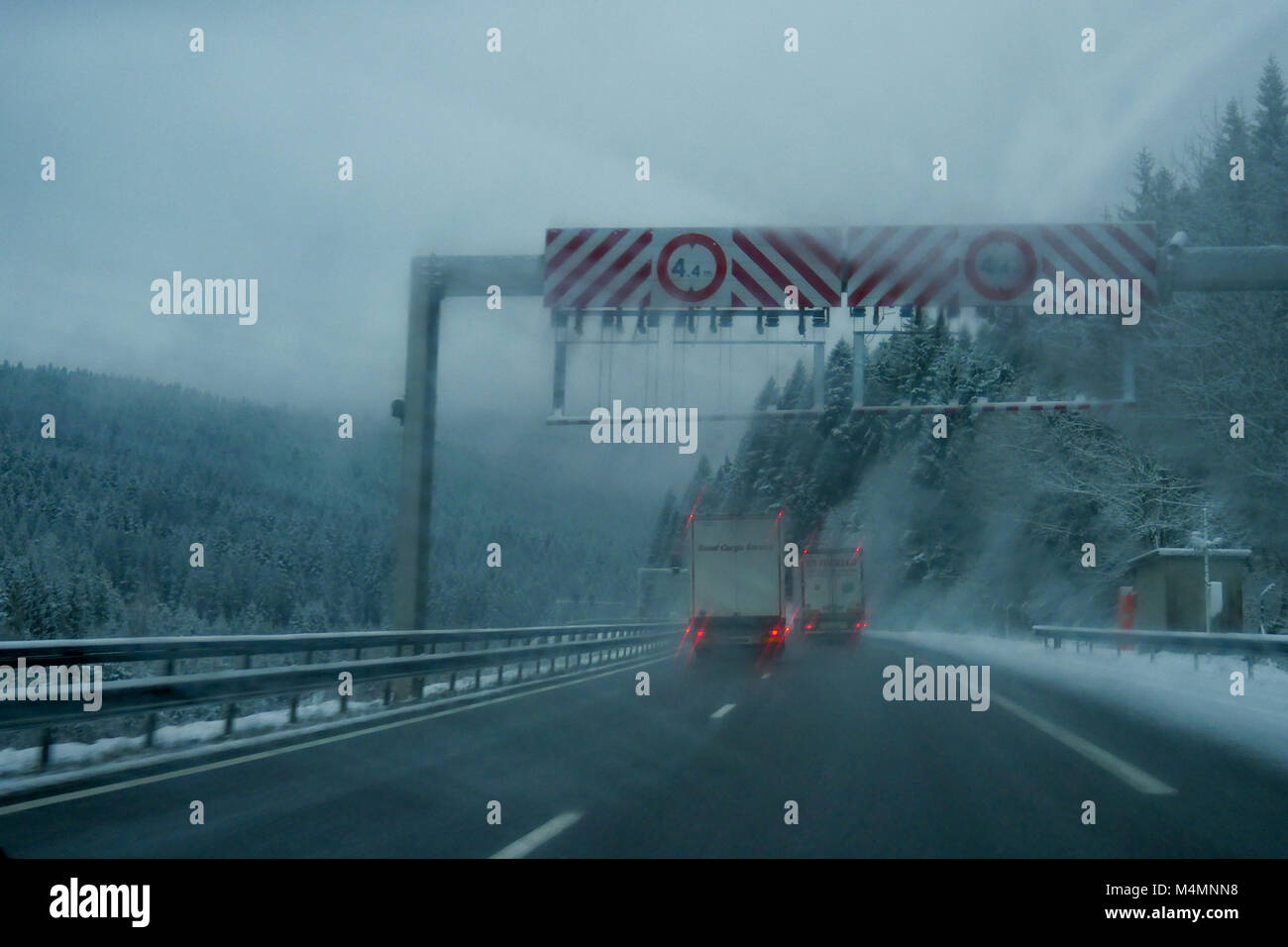 Auto fahren im Winter, A40 Autobahn, Ain, Frankreich Stockfoto