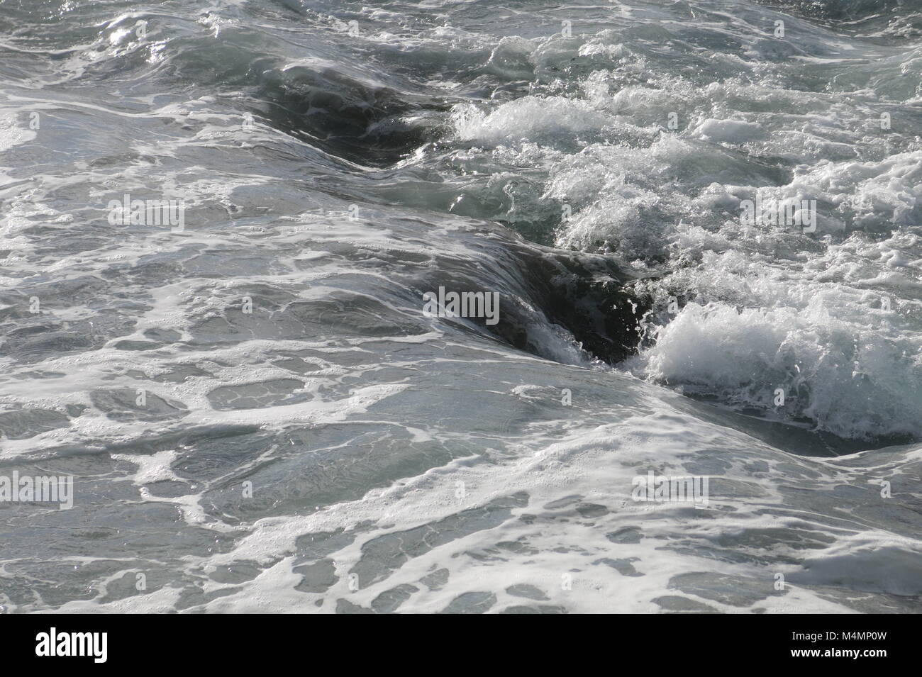 Churning, schäumende Meer im Pazifischen Ozean vor der Küste von Kalifornien Stockfoto
