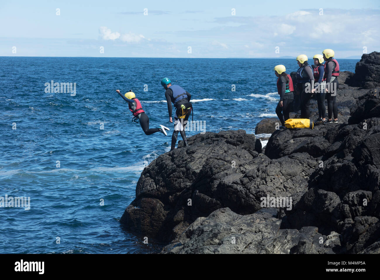 Coasteering Gruppe an der Sloc, Dunseverick, Causeway Coast, Land Antrim, Nordirland. Stockfoto