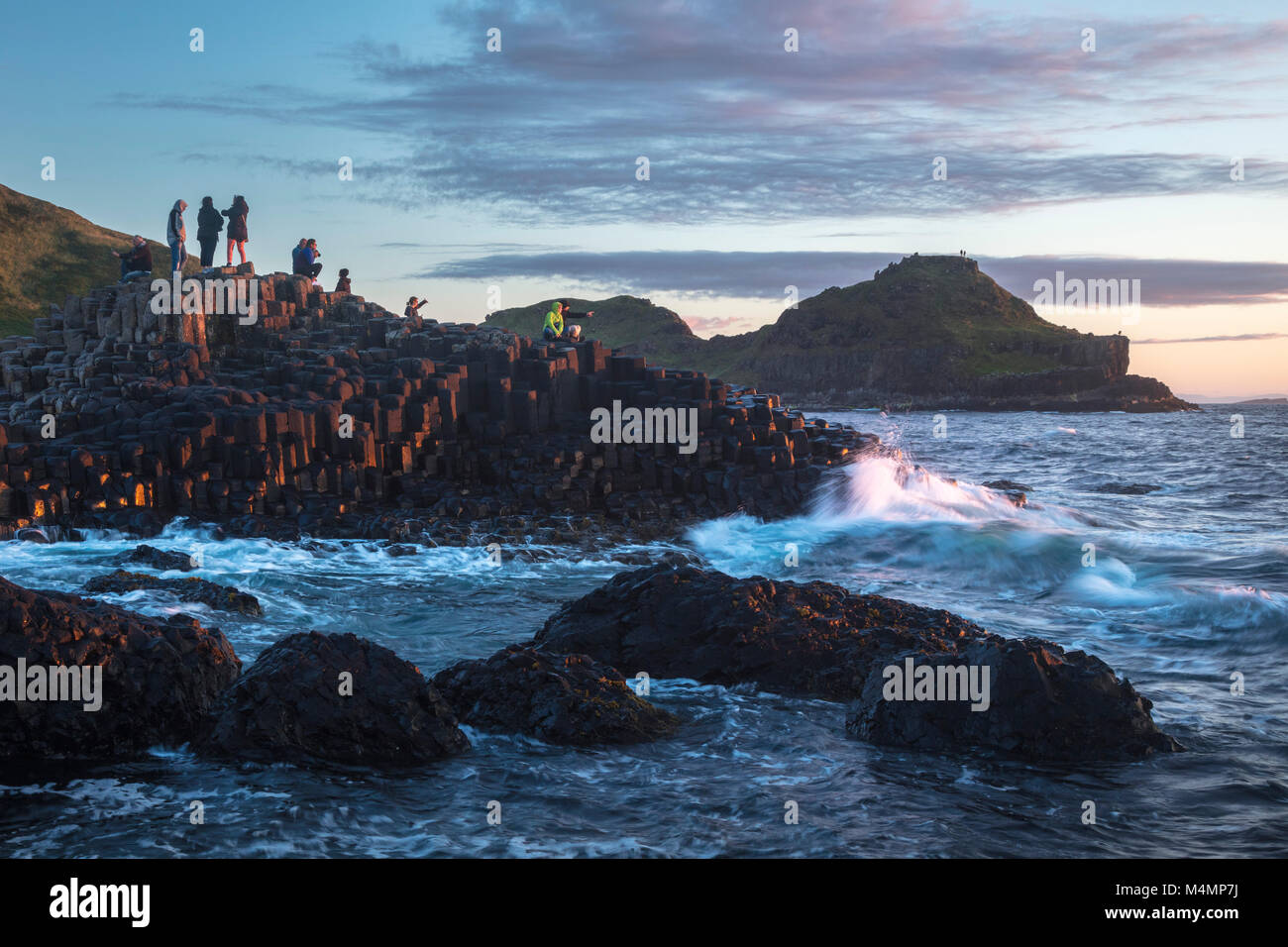 Abend Besucher an der Giant's Causeway, Land Antrim, Nordirland. Stockfoto