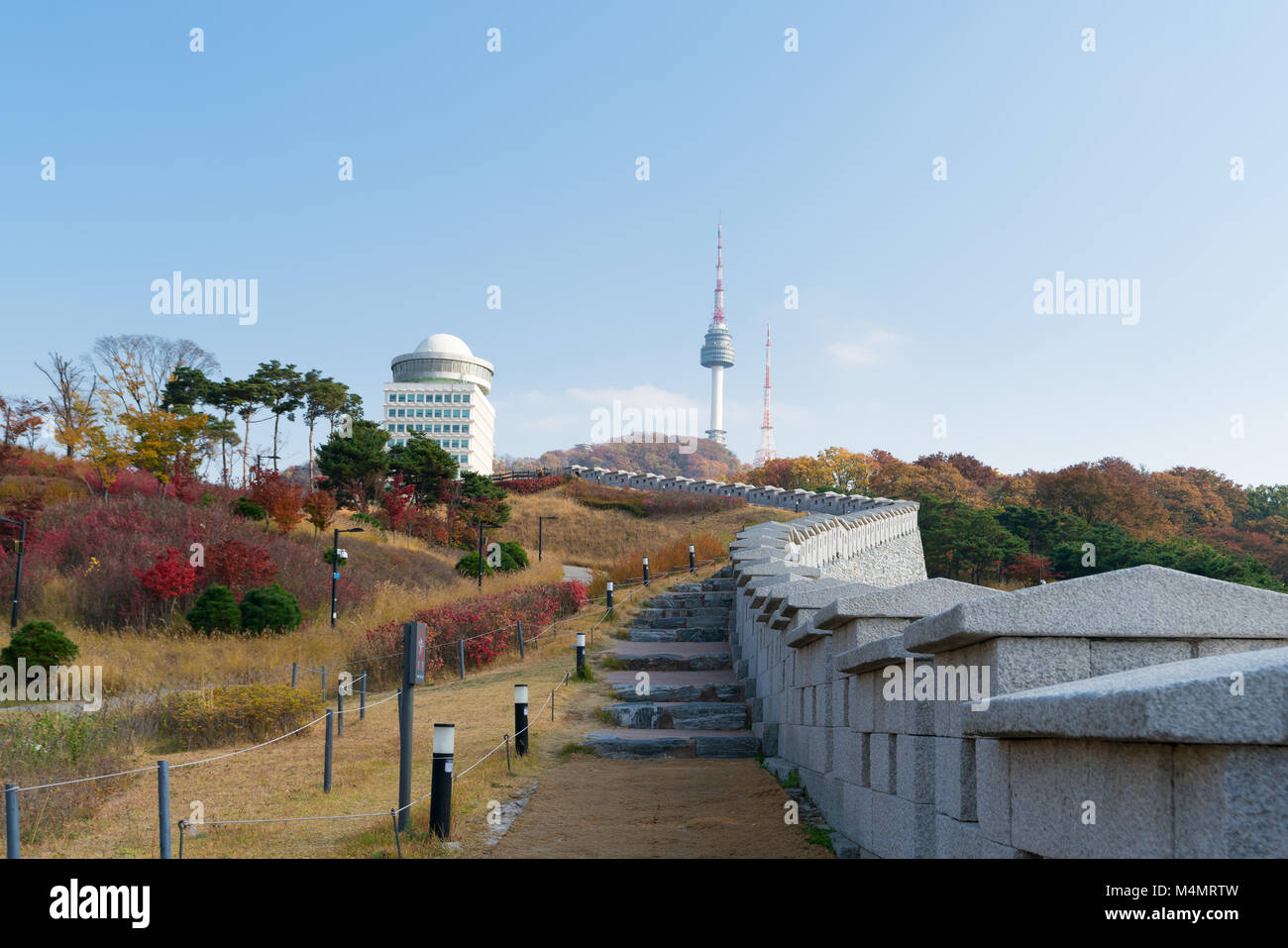 Seoul Tower mit gelben und roten Herbst Ahorn Blätter am Namsan Berg in Südkorea. Stockfoto