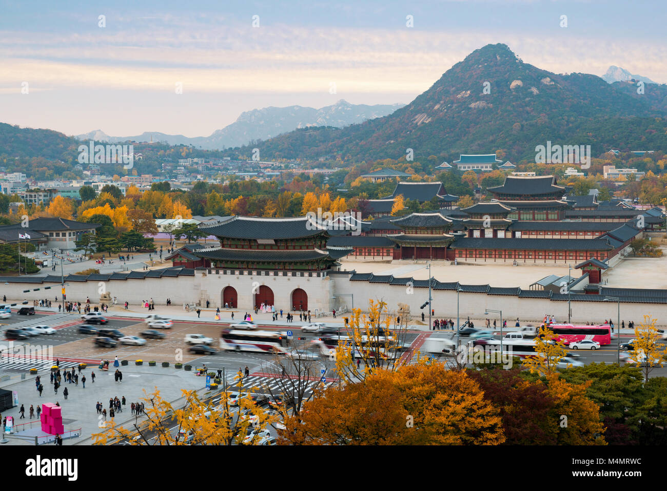 Gyeongbokgung Palast im Herbst in Seoul, Südkorea. Stockfoto