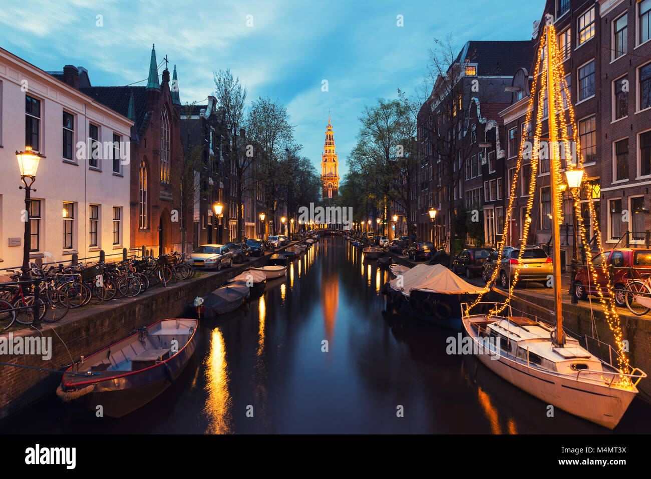 Grachten von Amsterdam bei Nacht in den Niederlanden. Amsterdam ist die Hauptstadt und die bevölkerungsreichste Stadt der Niederlande. Stockfoto