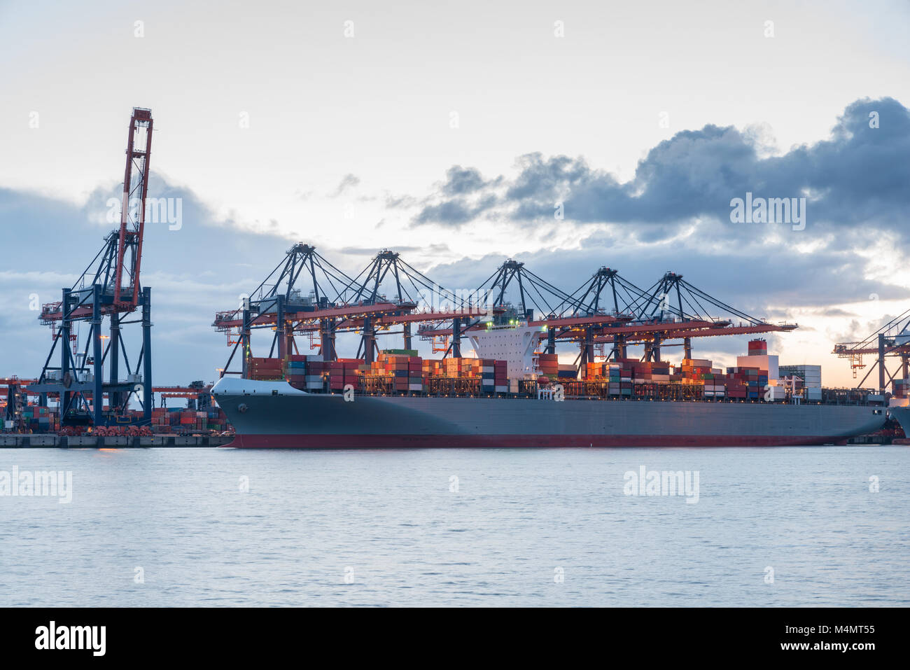 Industrial Container Cargo Fracht mit der Kranbrücke in Werft in Rotterdam, Niederlande. für Logistik Import Export Hintergrund. Stockfoto