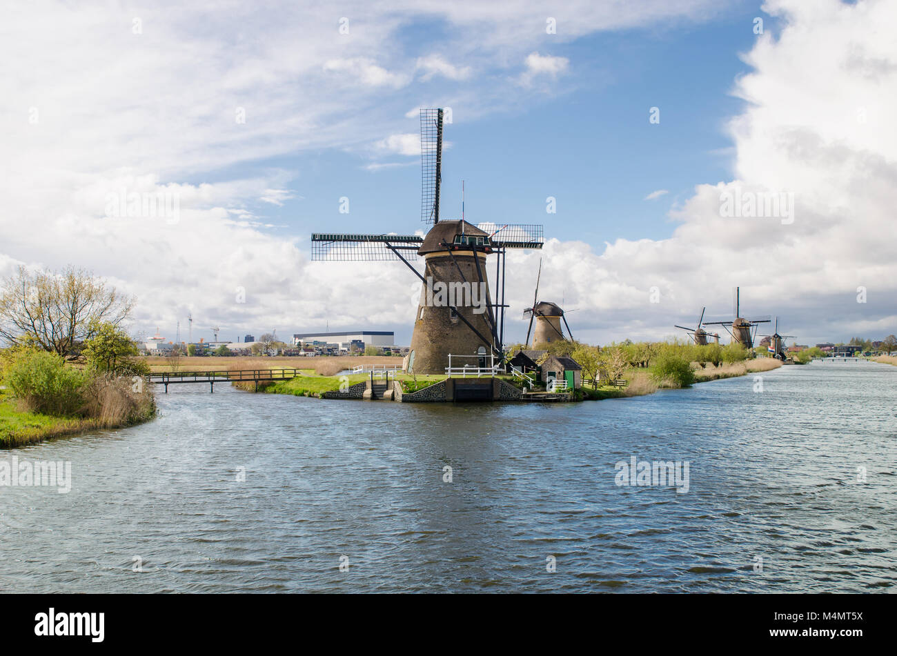 Niederlande traditionelle Windmühle Landschaft bei Kinderdijk in der Nähe von Rotterdam in den Niederlanden. Stockfoto