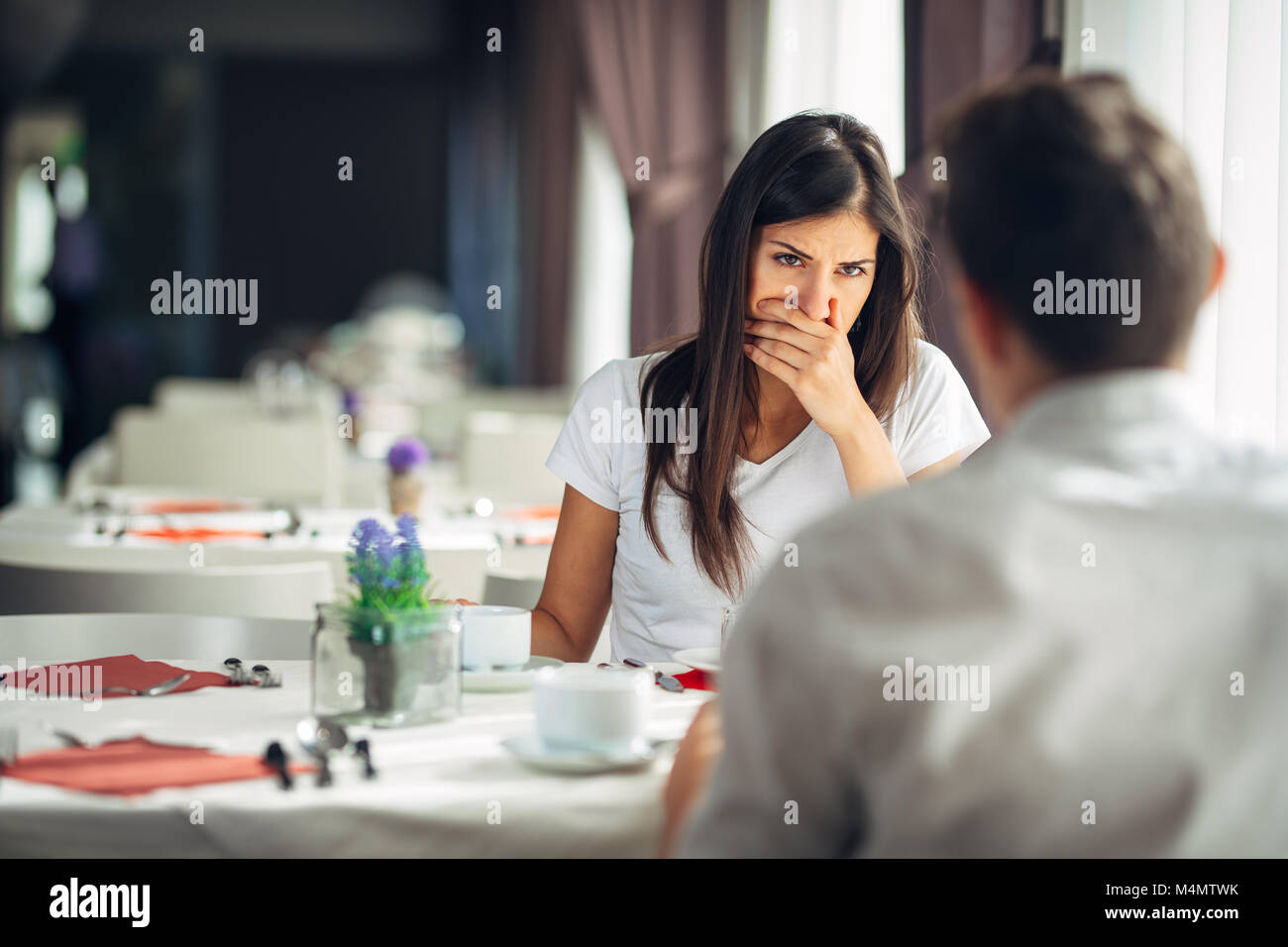 Schockiert Frau ungläubig. Umgang mit schlechten Nachrichten. Beziehung, eheliche Probleme. Frau Hören der Beichte vom Ehemann. Enttäuscht angegriffen emotionale Fema Stockfoto